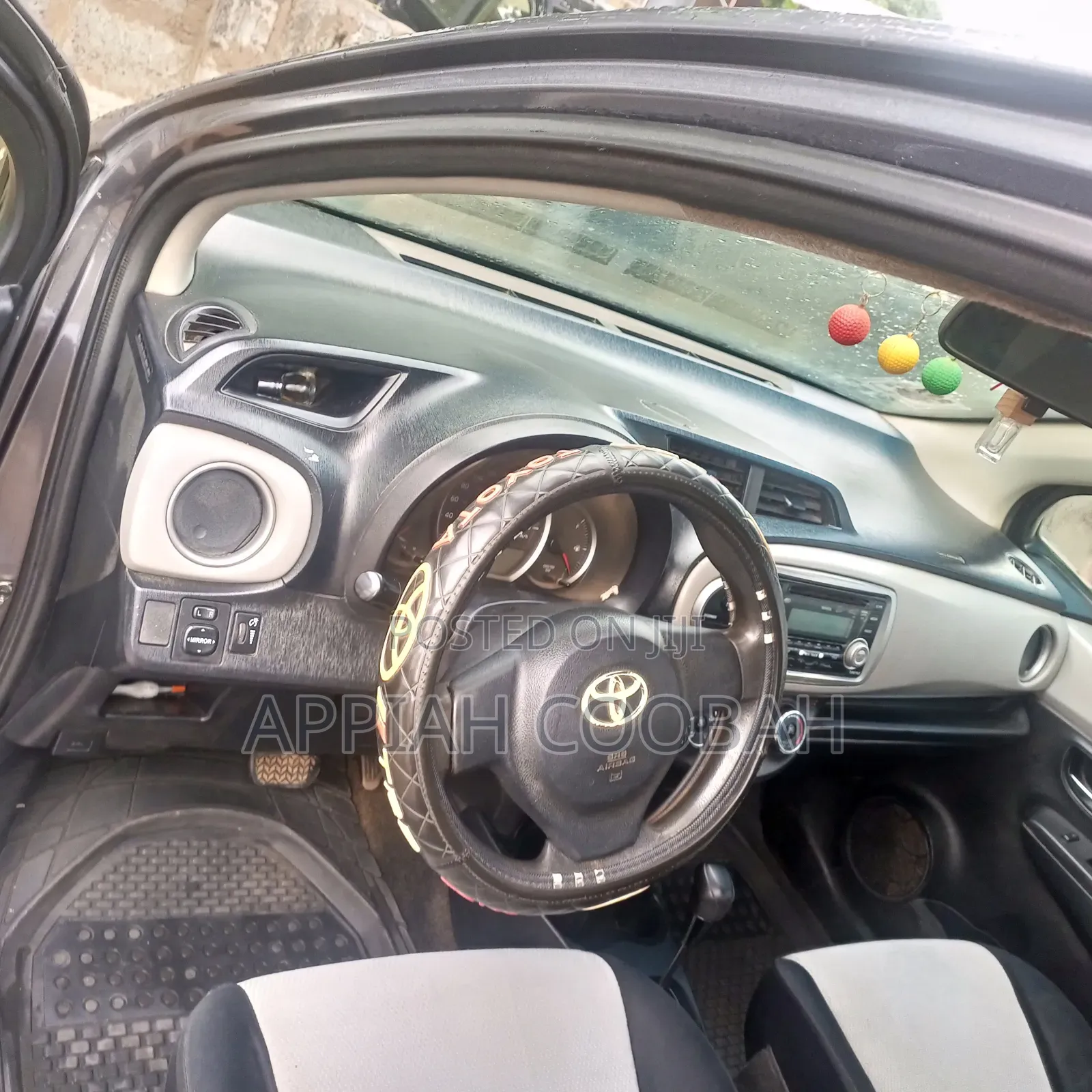 Toyota Yaris SE Hatchback 5dr 2012 Gray