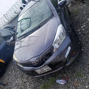 Toyota Yaris SE Hatchback 5dr 2012 Gray