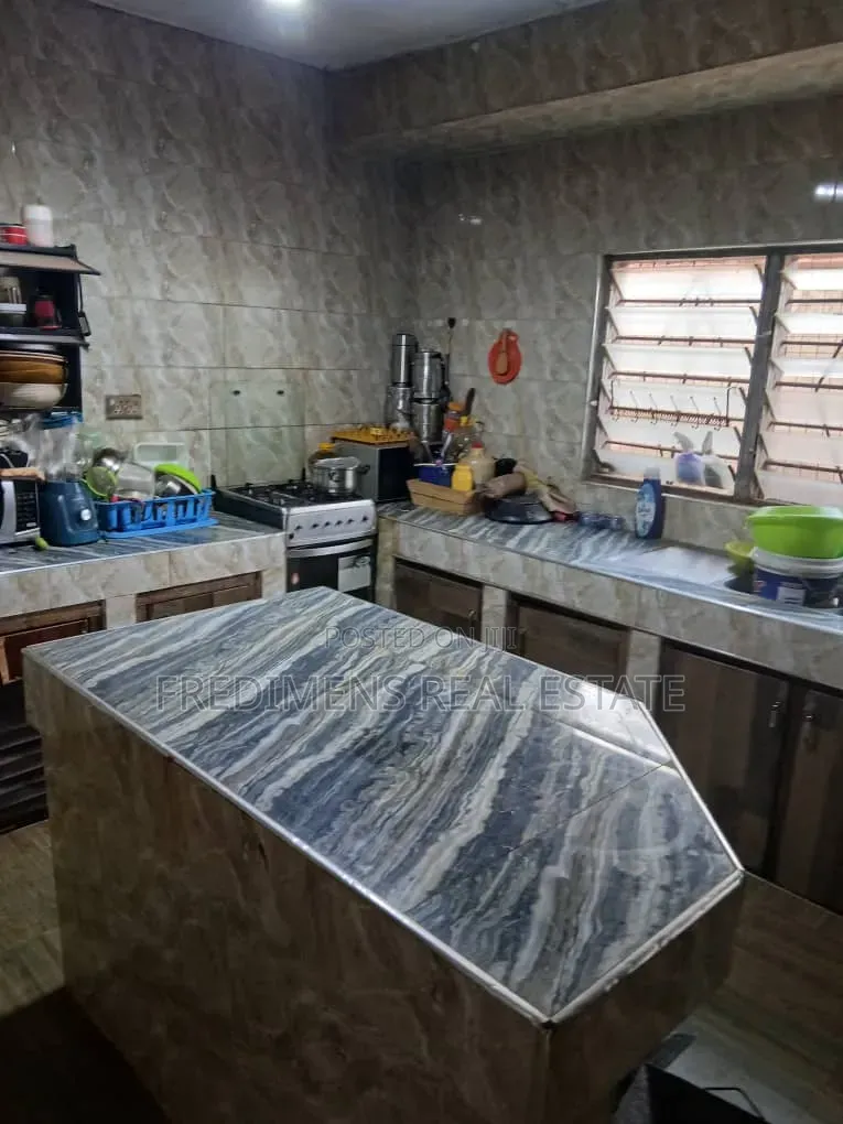 5bdrm House in Fredimens Real, Atwima Kwanwoma for sale