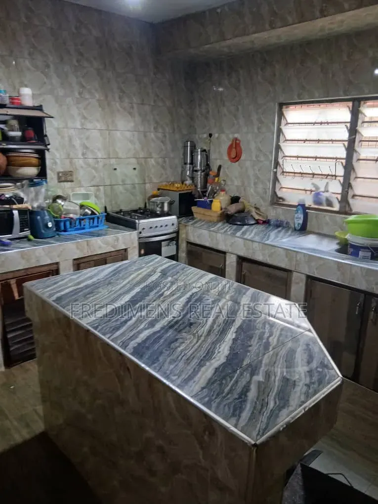 5bdrm House in Fredimens Real, Atwima Kwanwoma for sale