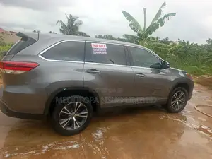 Toyota Highlander SE 2019 Gray