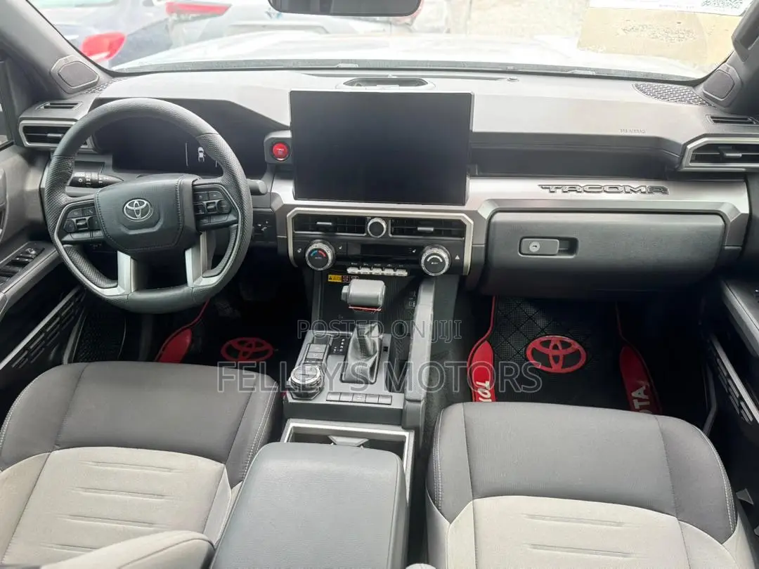 Toyota Tacoma 2024 Silver