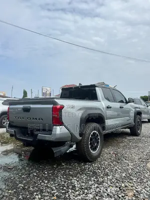 Toyota Tacoma 2024 Silver