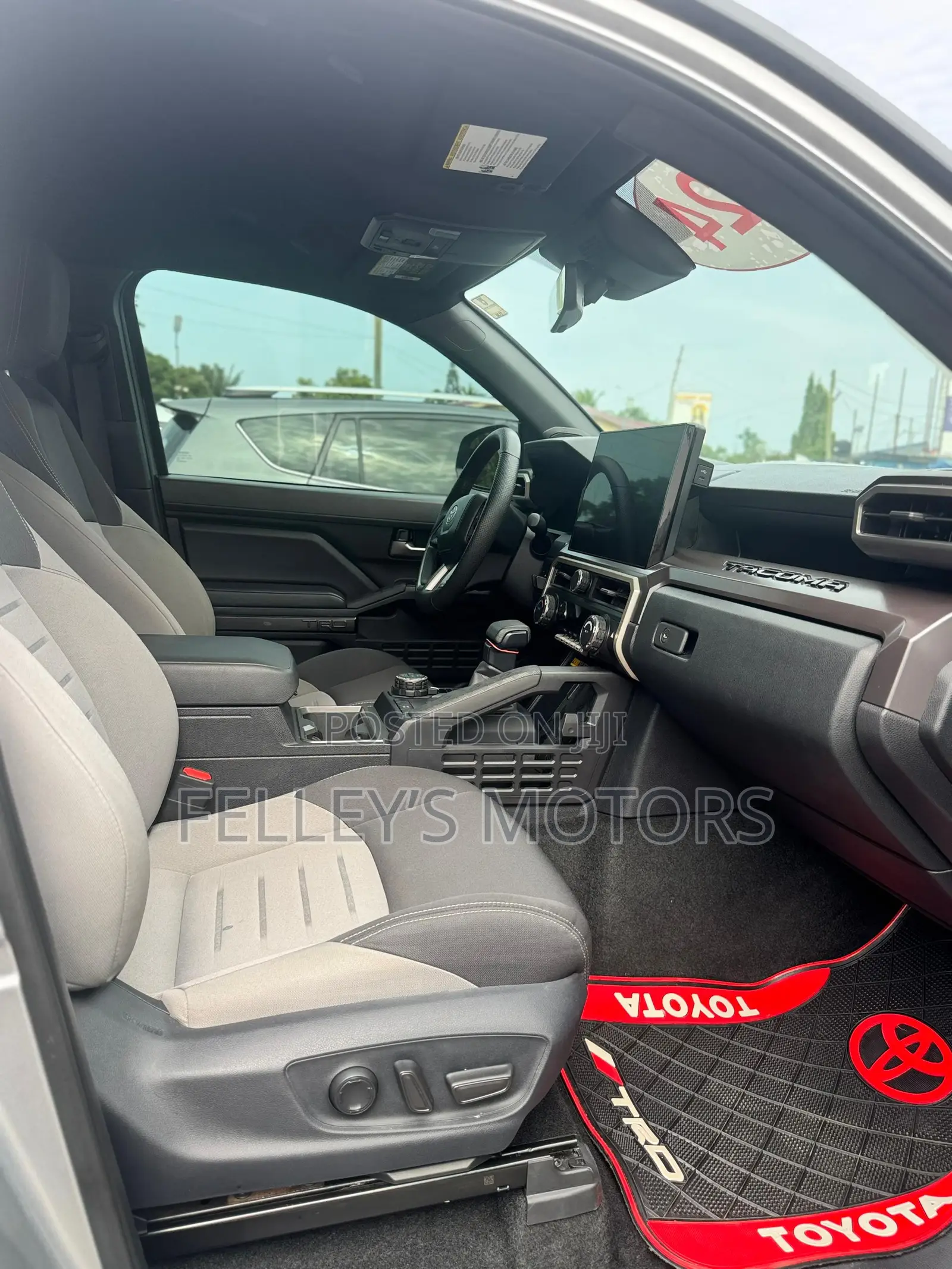 Toyota Tacoma 2024 Silver