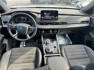 Mitsubishi Outlander SE Launch Edition 2022 Silver