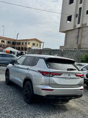 Mitsubishi Outlander SE Launch Edition 2022 Silver