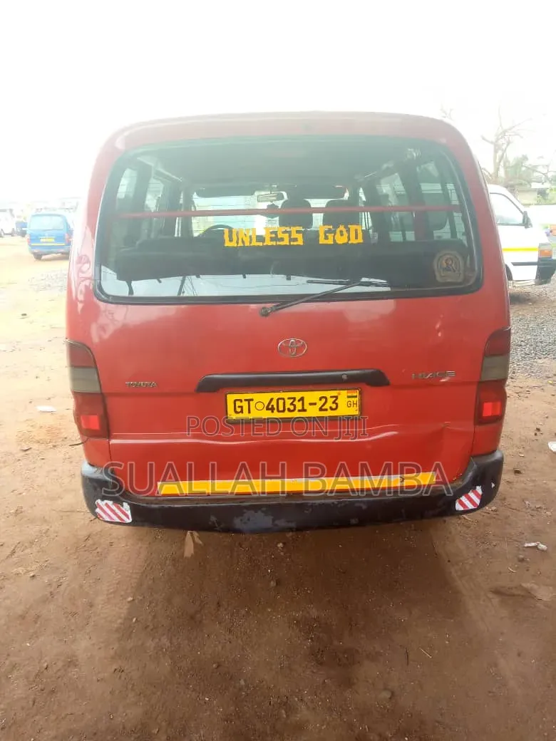 Toyota HiAce 2001 Yellow