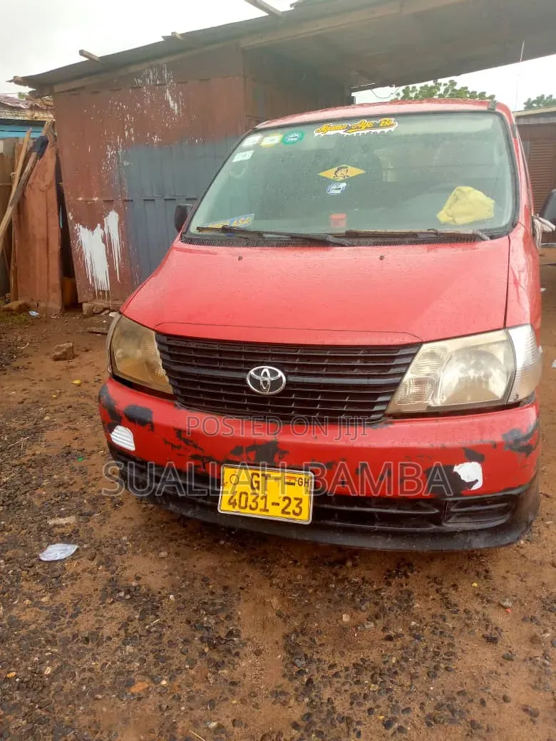 Toyota HiAce 2001 Yellow