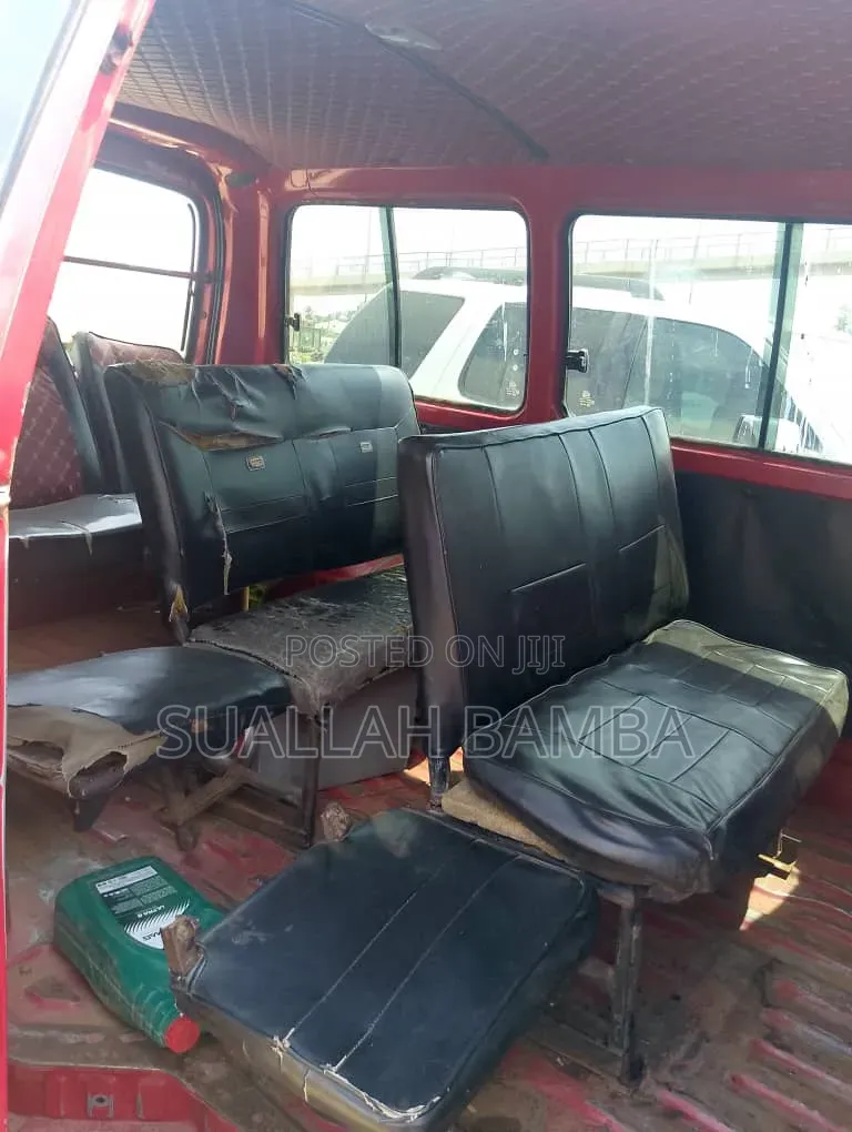 Toyota HiAce 2001 Yellow