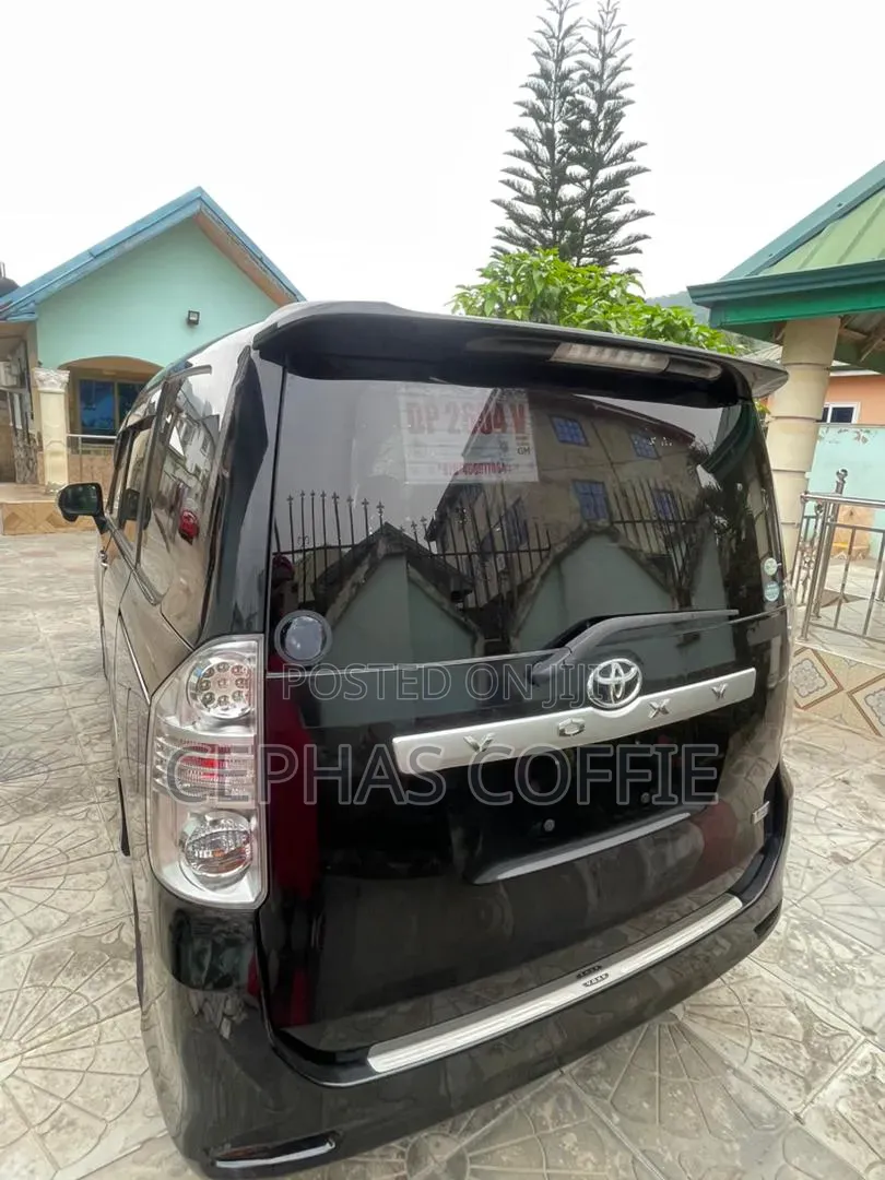 Toyota Voxy 2010 Black