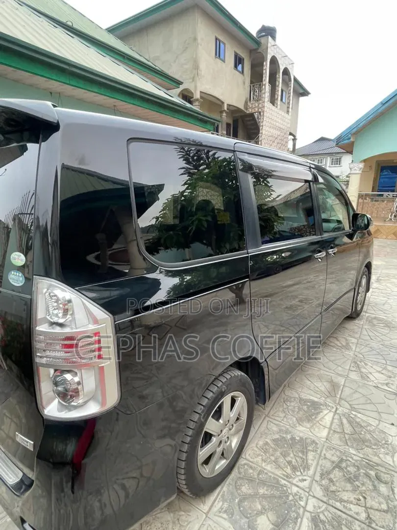 Toyota Voxy 2010 Black