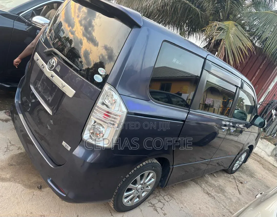 Toyota Voxy 2010 Matt Black