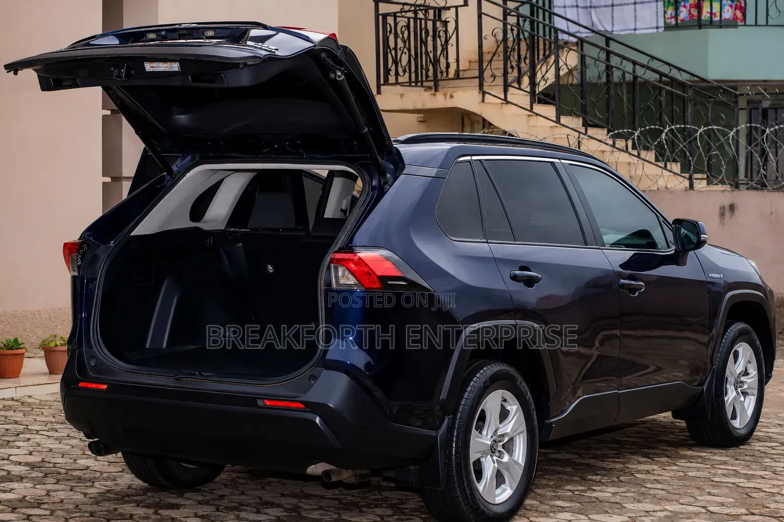 Toyota RAV4 XLE 2022 Blue