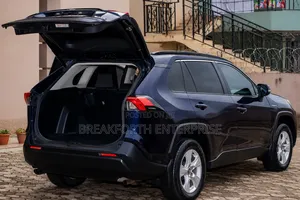 Toyota RAV4 XLE 2022 Blue
