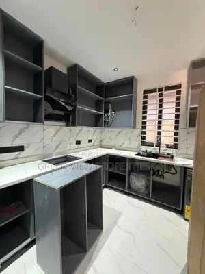 5bdrm Duplex in Dansoman for sale
