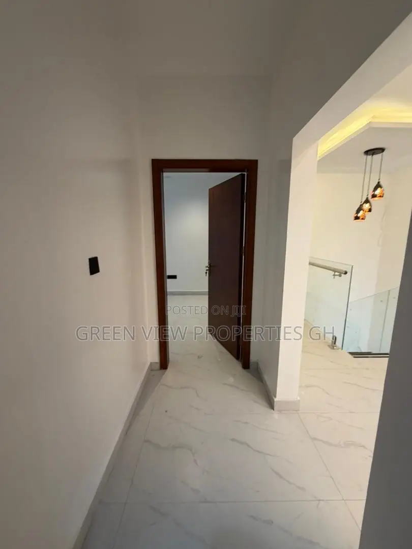5bdrm Duplex in Dansoman for sale