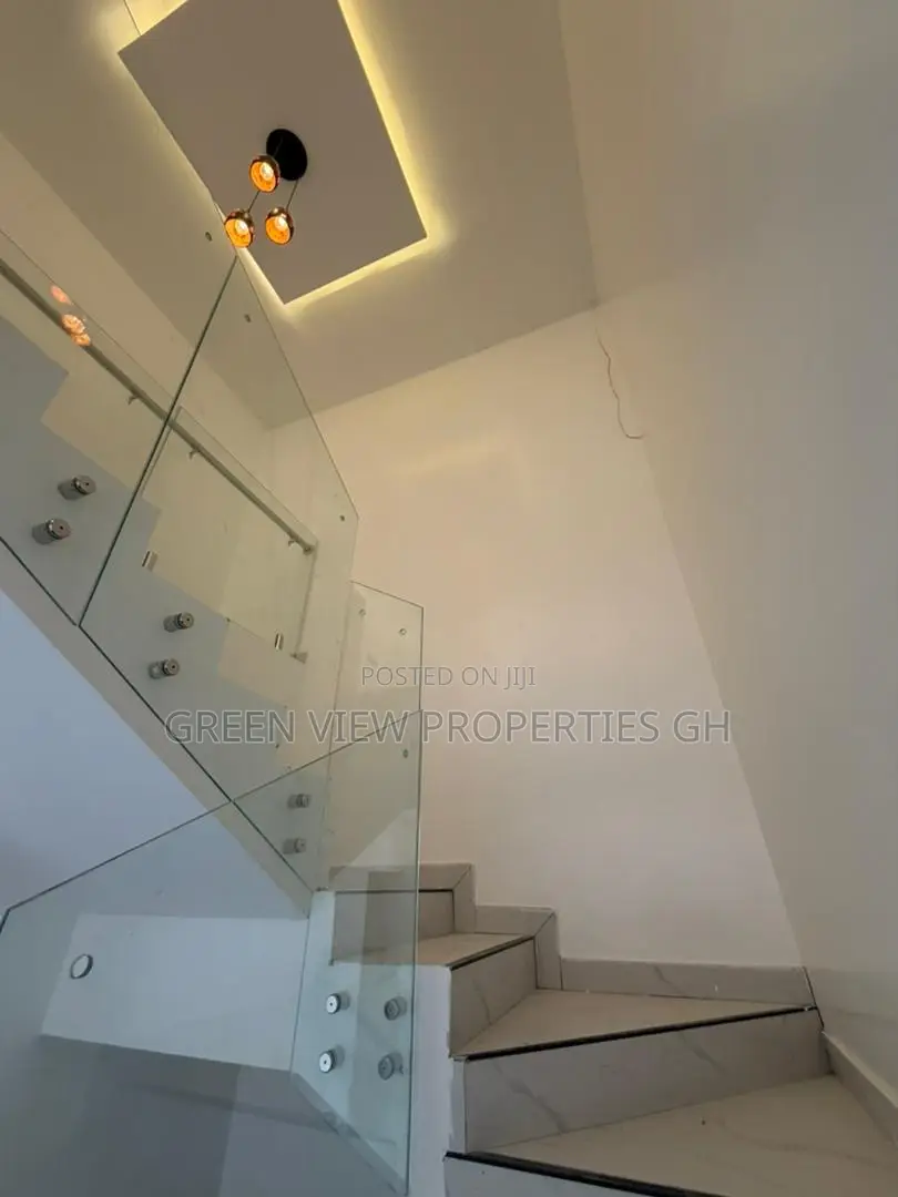 5bdrm Duplex in Dansoman for sale