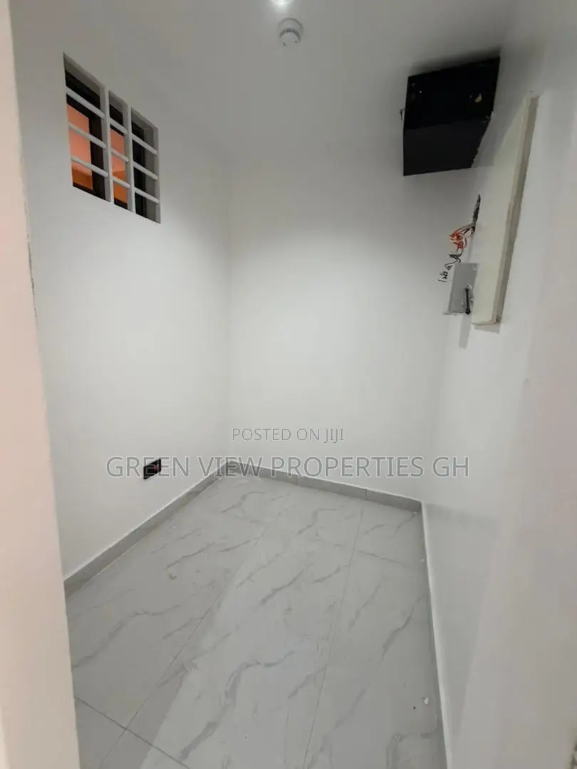 5bdrm Duplex in Dansoman for sale