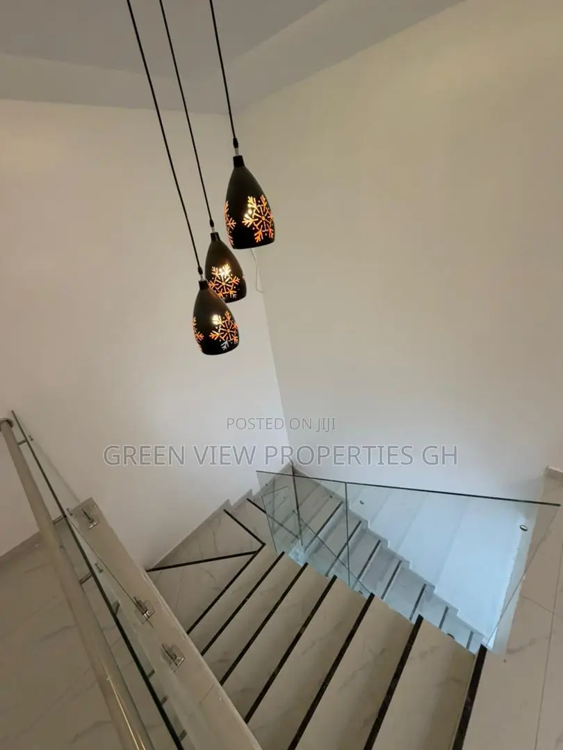 5bdrm Duplex in Dansoman for sale