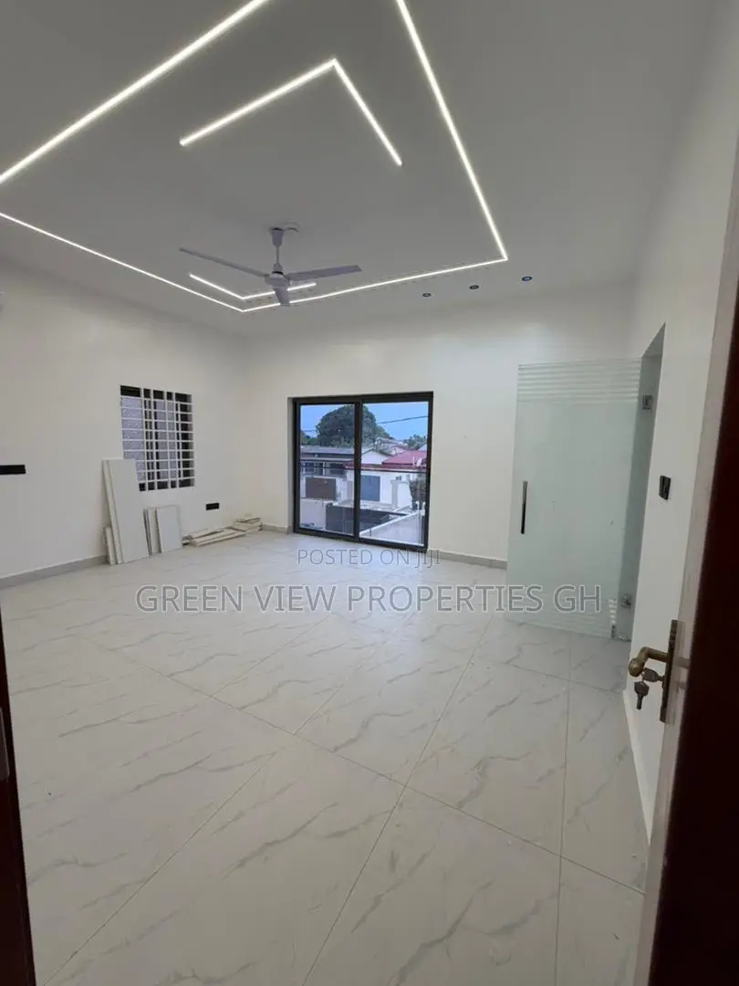 5bdrm Duplex in Dansoman for sale