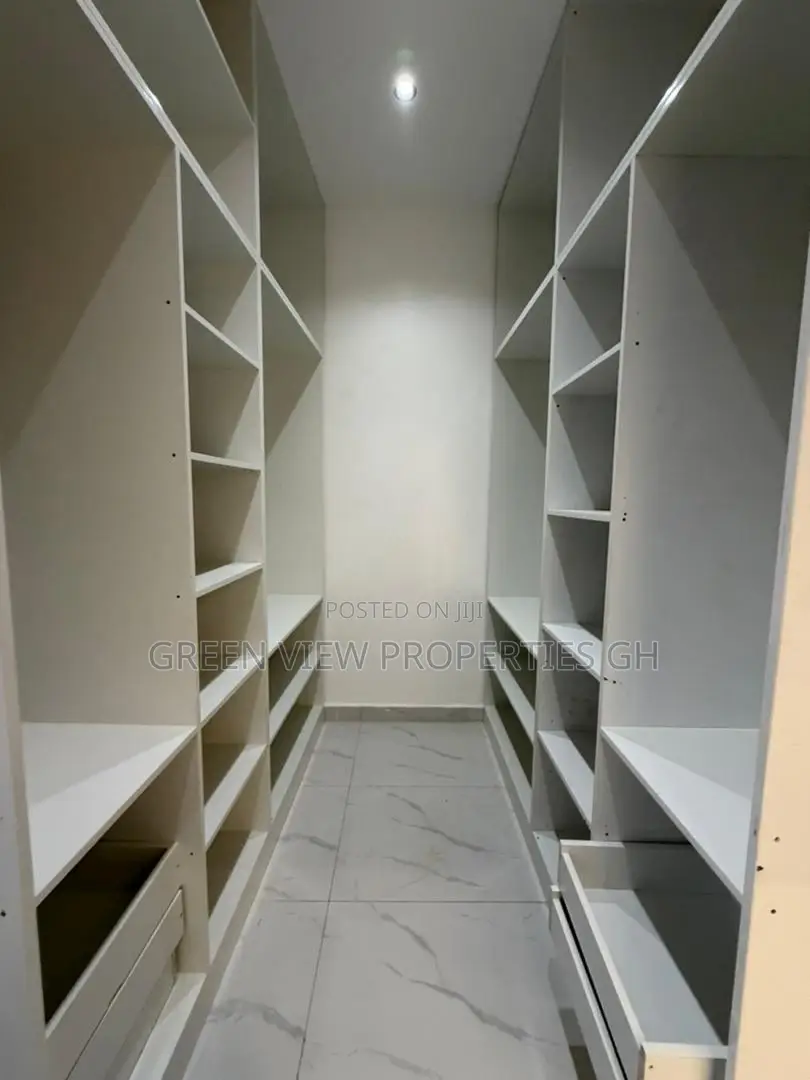 5bdrm Duplex in Dansoman for sale