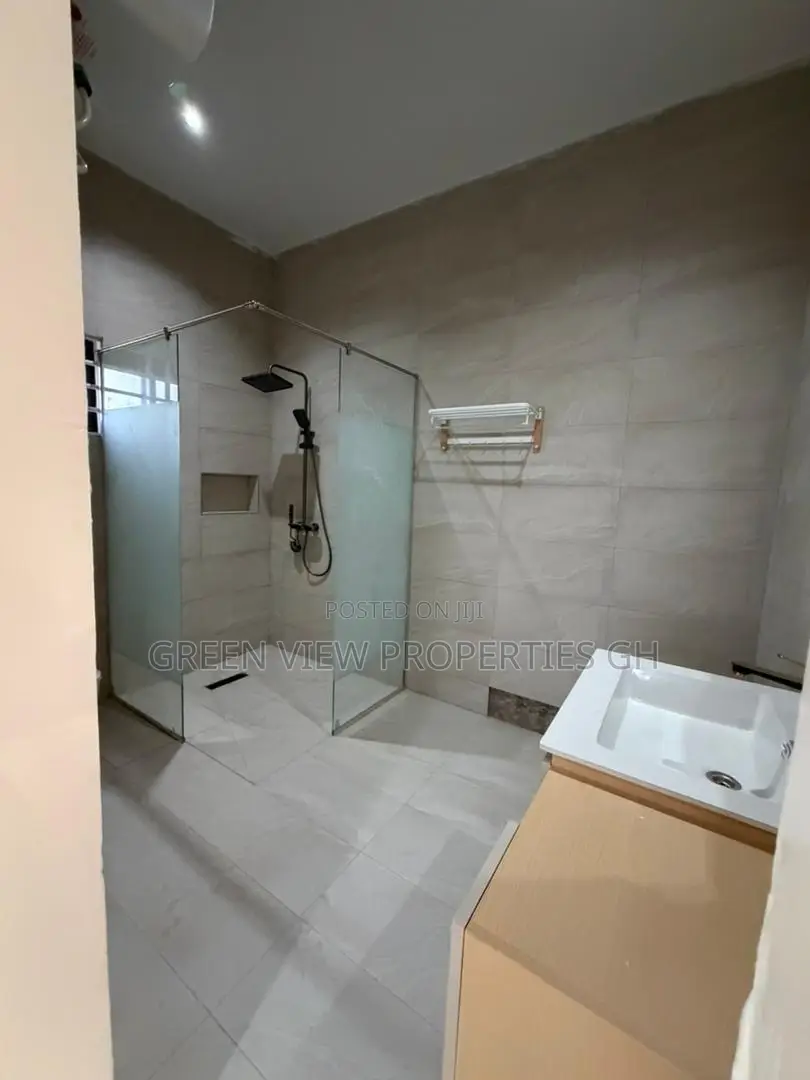 5bdrm Duplex in Dansoman for sale