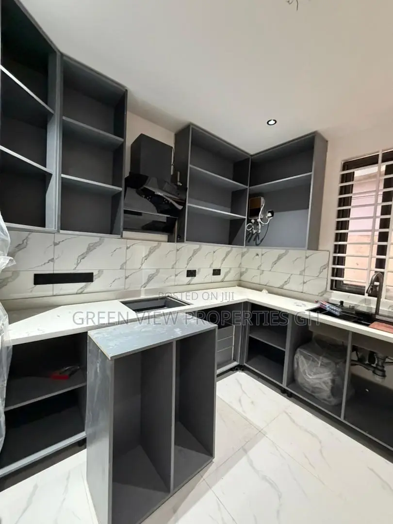 5bdrm Duplex in Dansoman for sale