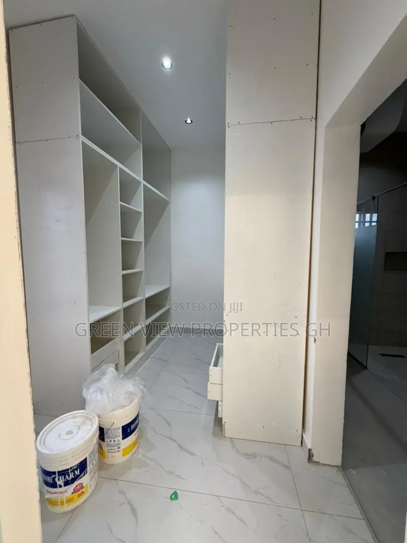5bdrm Duplex in Dansoman for sale
