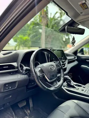 Toyota Highlander XLE 2022 Gray