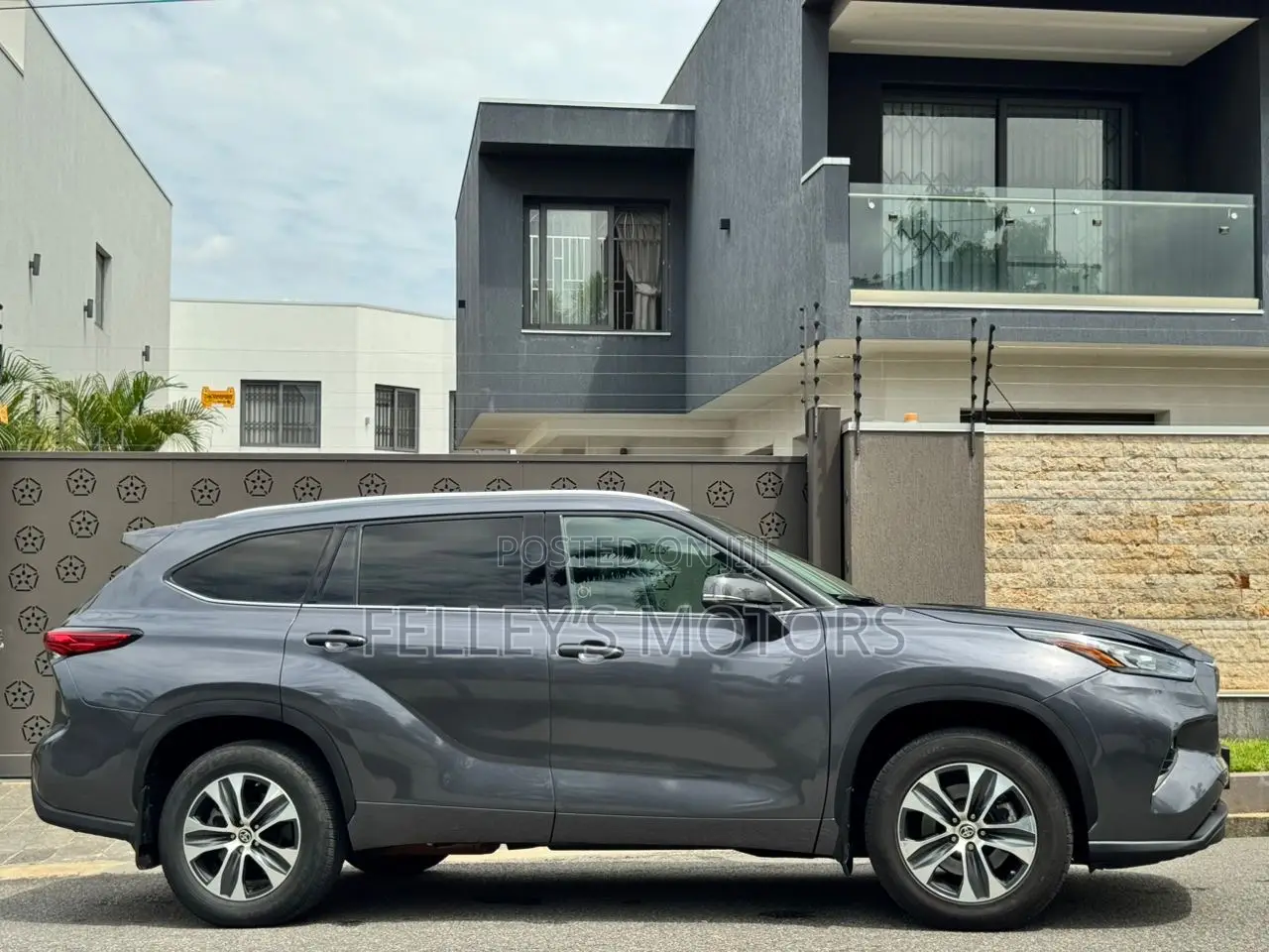 Toyota Highlander XLE 2022 Gray