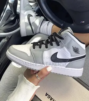 Jordan 1 Mid Light Smoke Grey