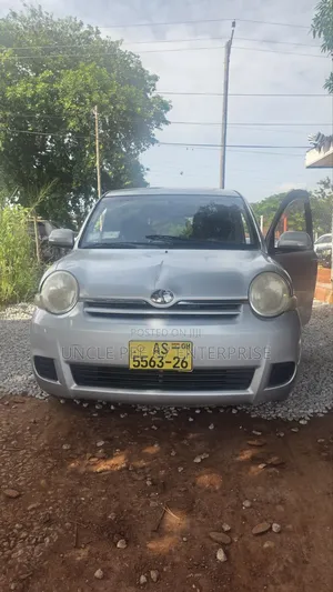 Toyota Sienta 1.5 FWD 2010 Silver