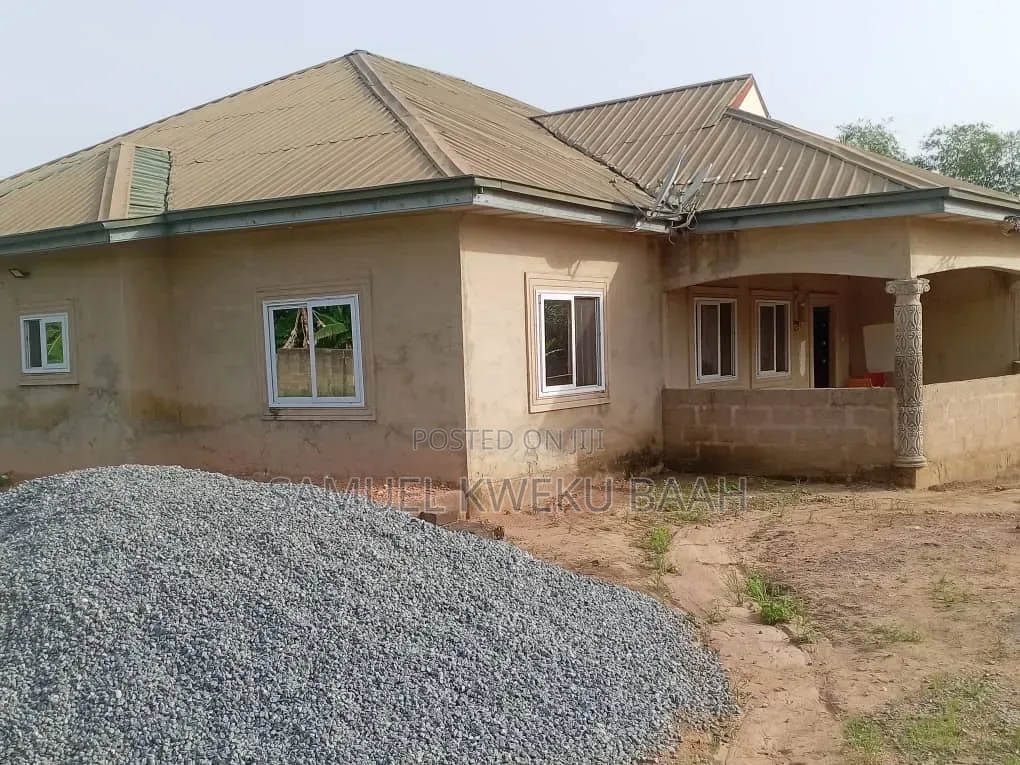 4bdrm Apartment in Prepraw, Nsawam Adoagyiri Municipal for sale