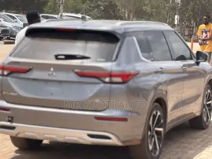 Mitsubishi Outlander 2022 Gray