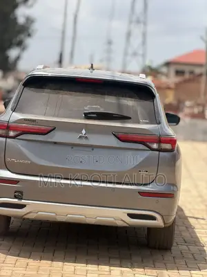 Mitsubishi Outlander 2022 Gray