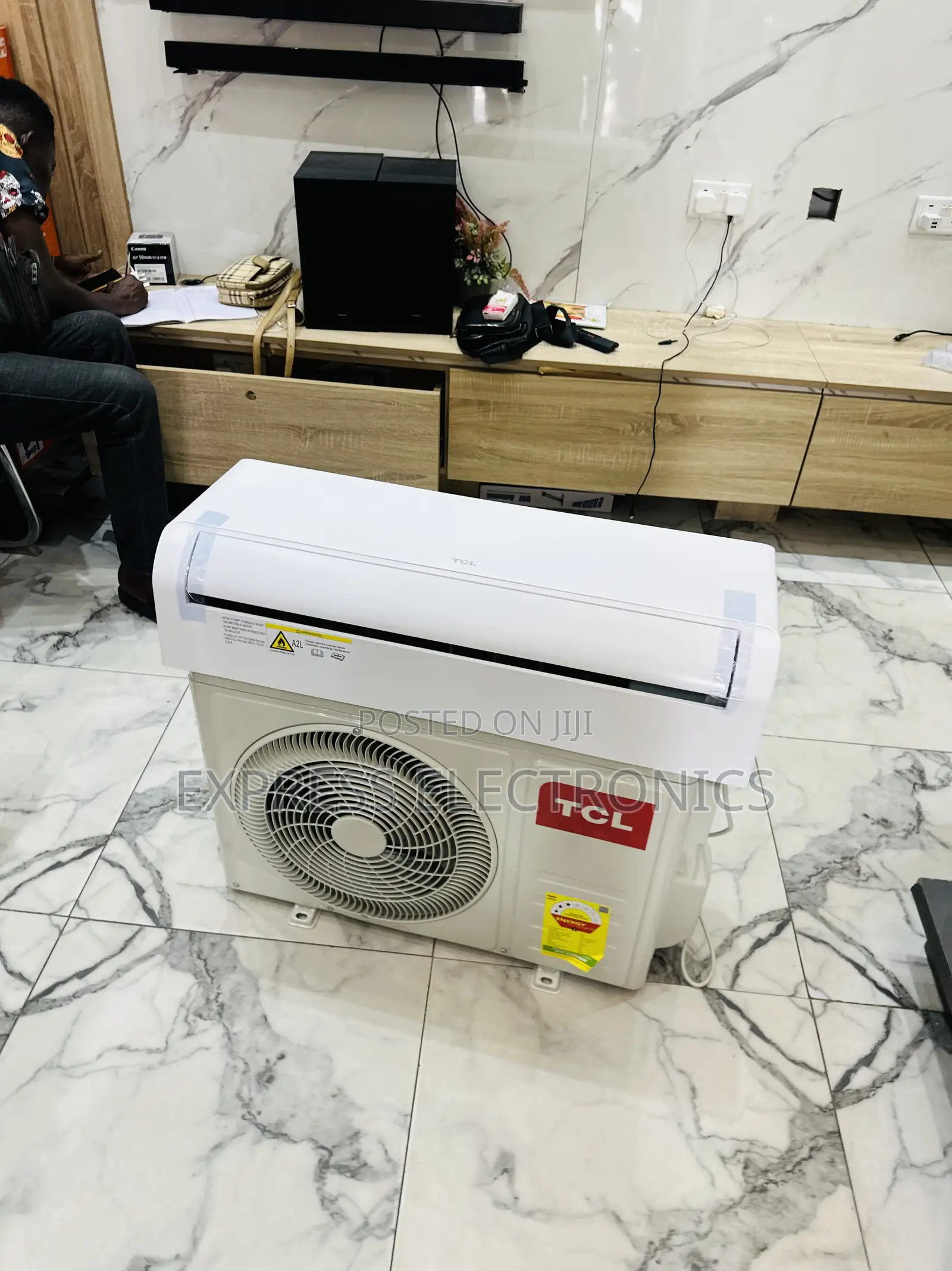 Ultra Modern Sleek White Air Conditioner 1.5hp R410 Gas