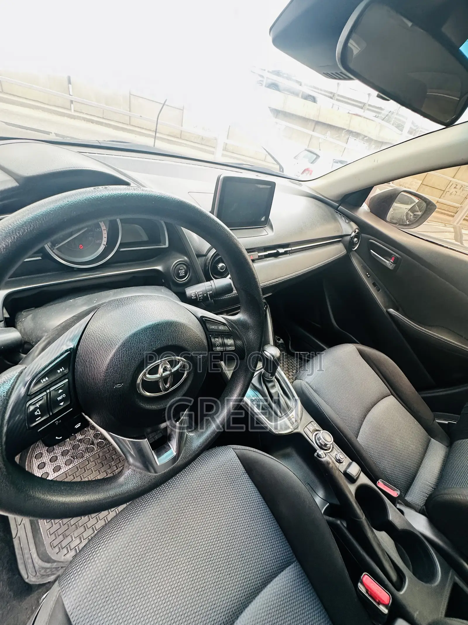 Toyota Yaris 2017 Silver