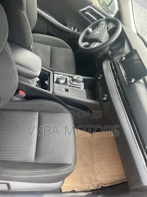Mitsubishi Outlander 2022 Silver