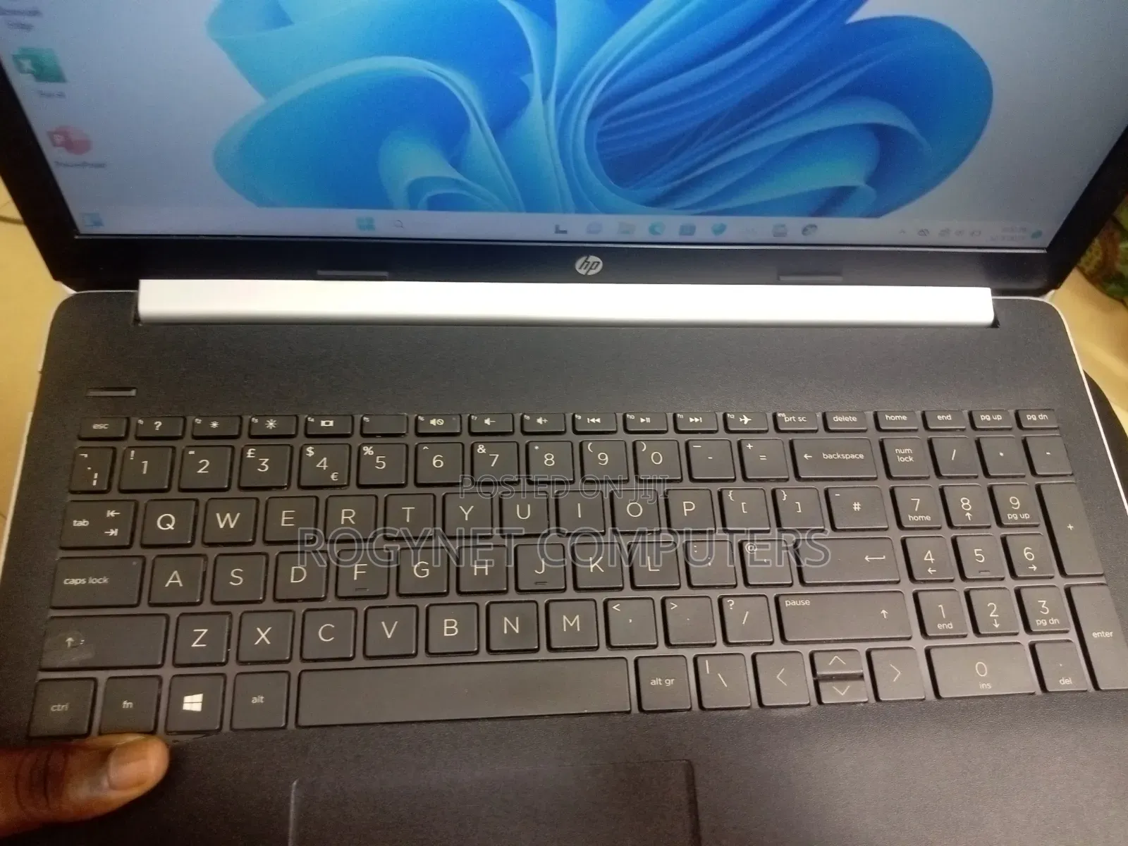 Laptop HP 15 8GB AMD Ryzen 3 HDD+SSD 320GB