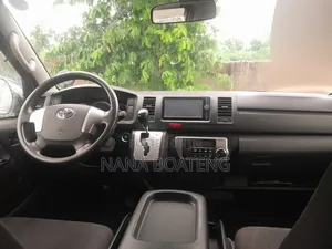 Toyota HiAce 2015 Silver