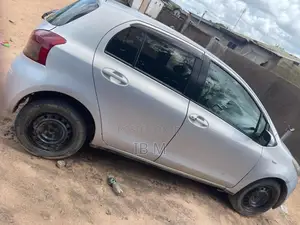 Toyota Vitz 2010 Silver