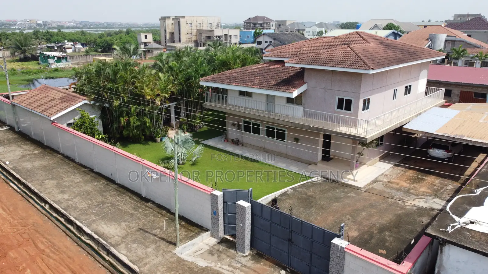 5bdrm House in Community6, Tema Metropolitan for sale