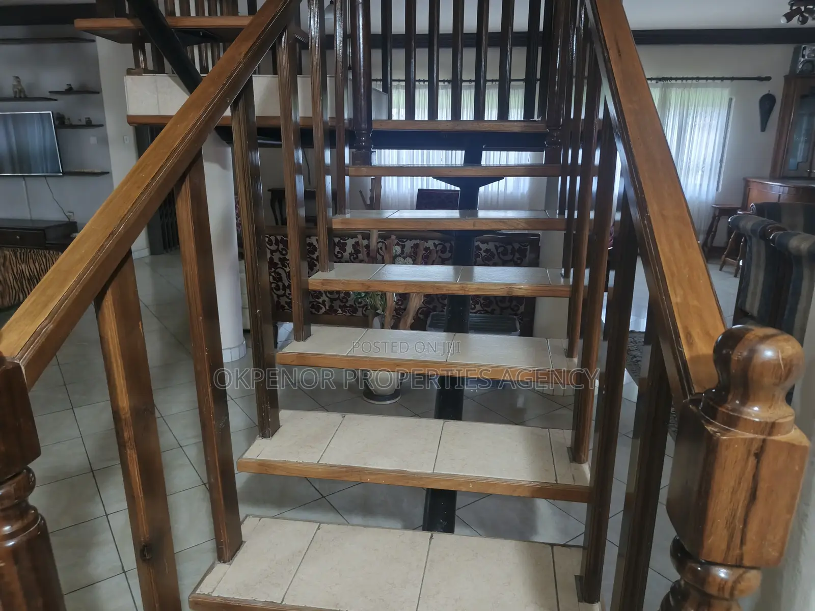 5bdrm House in Community6, Tema Metropolitan for sale