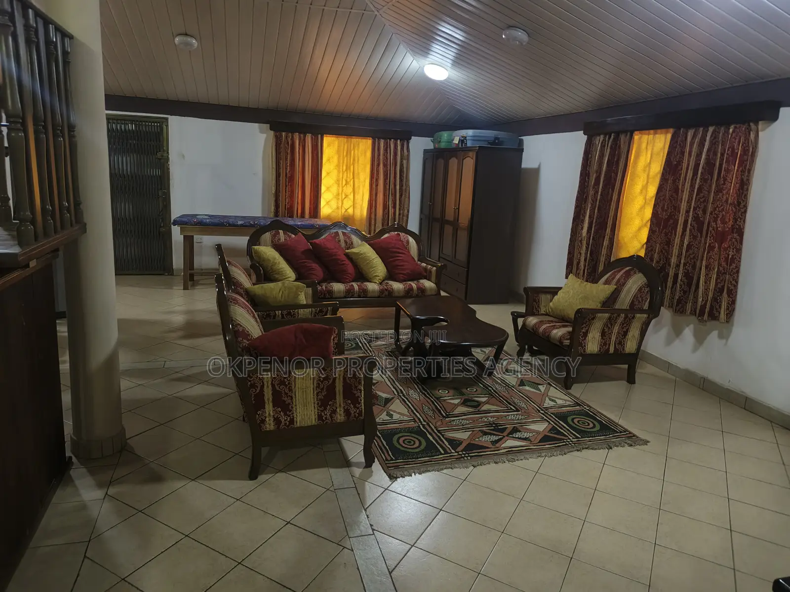 5bdrm House in Community6, Tema Metropolitan for sale