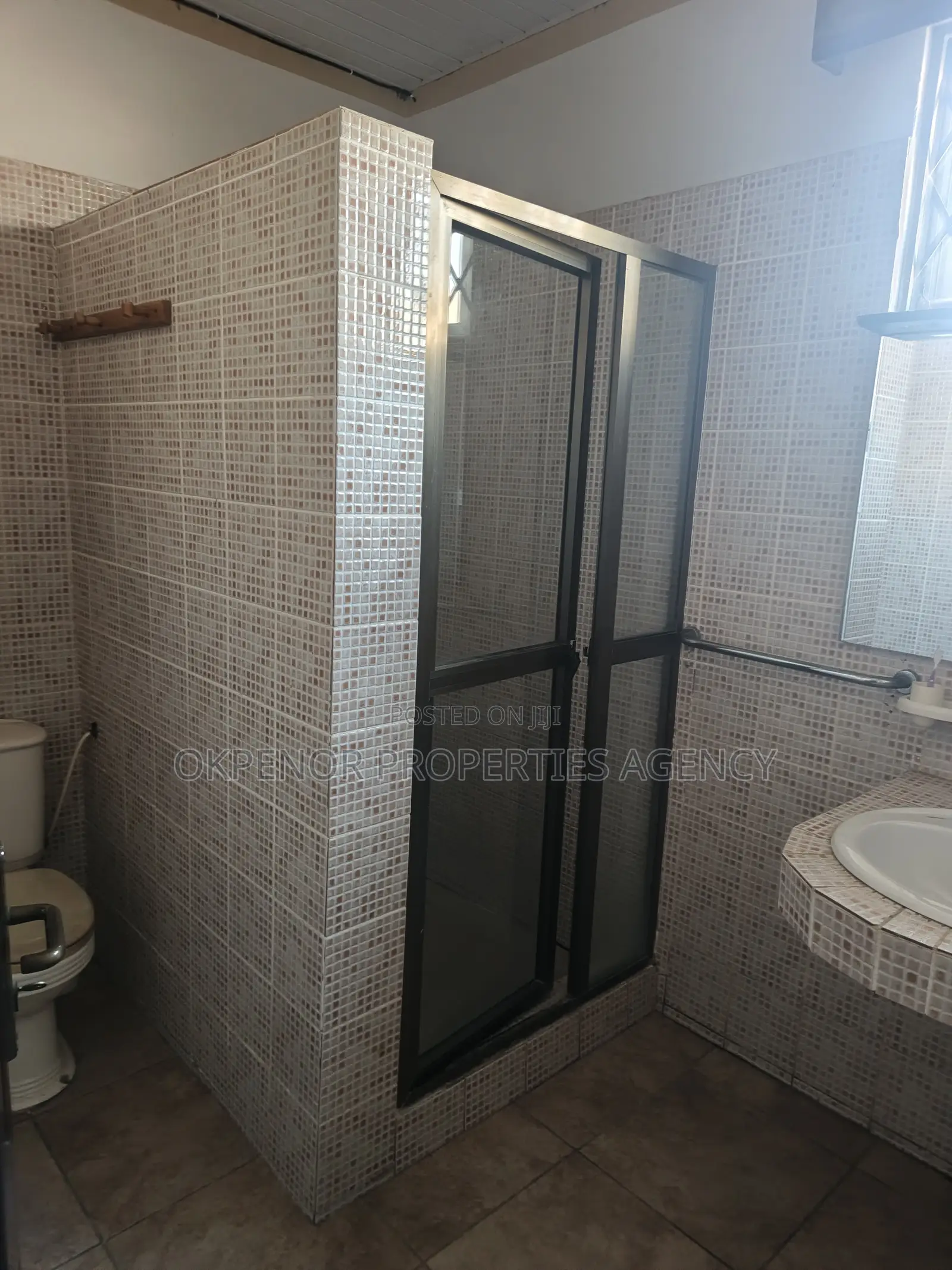5bdrm House in Community6, Tema Metropolitan for sale