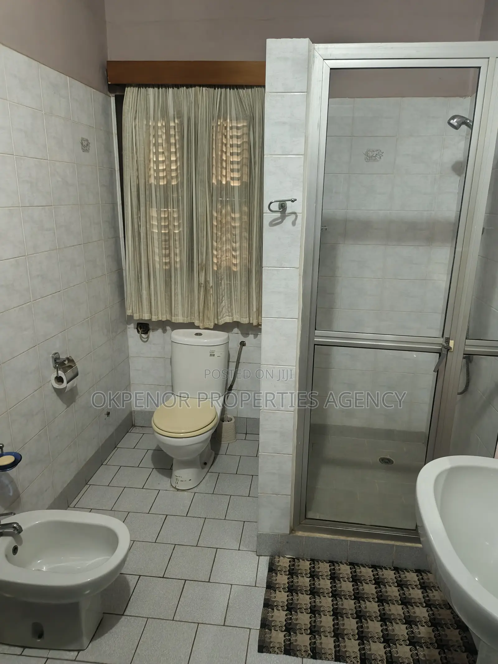 5bdrm House in Community6, Tema Metropolitan for sale