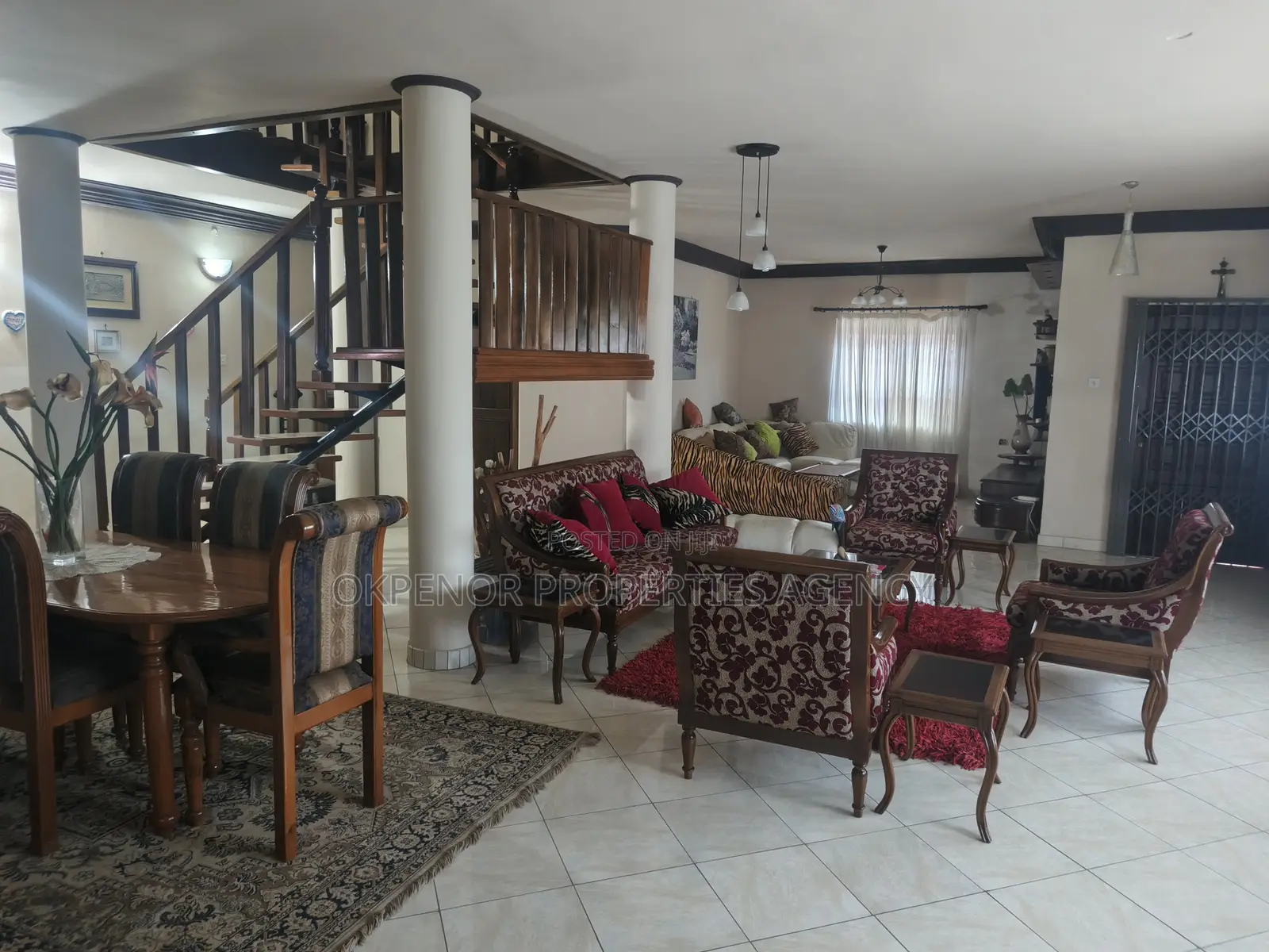 5bdrm House in Community6, Tema Metropolitan for sale