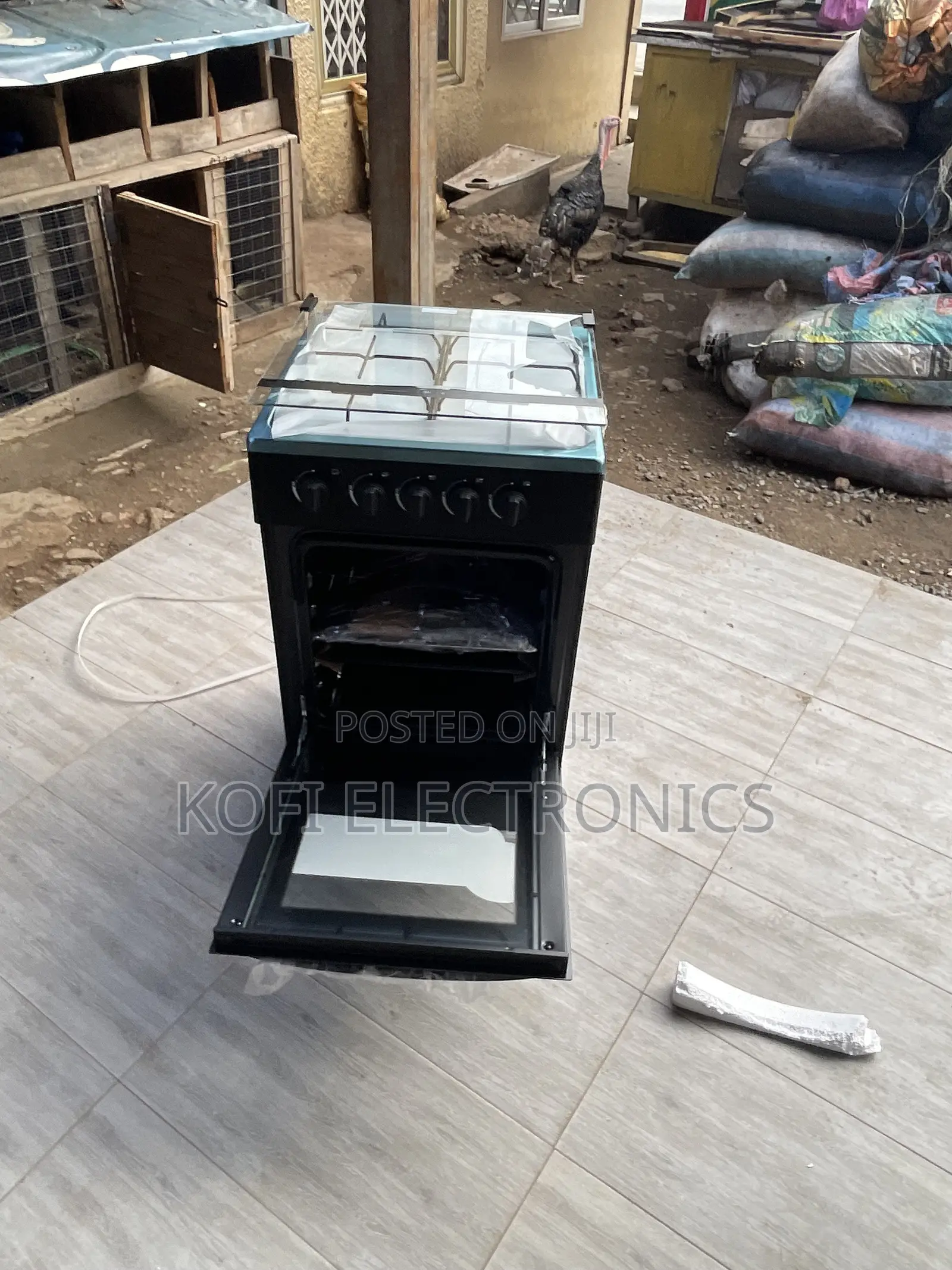 A Black Mirror Midea 50×50 4 Burner Gas Cooker W/ Grill | Glass Lid