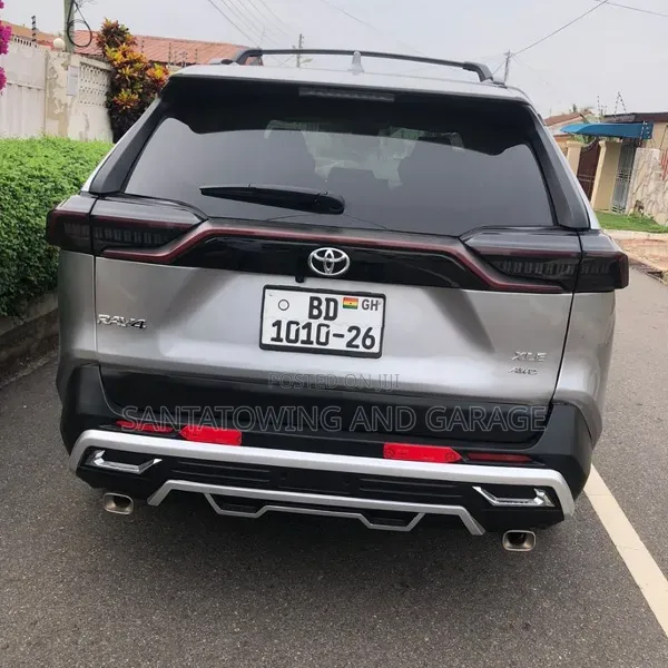 Toyota RAV4 XLE Premium AWD 2024 Gray