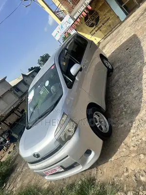 Toyota Voxy 2010 Silver